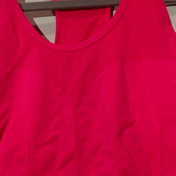 Delta Seamless Workout Tank - Picture 4 of 4